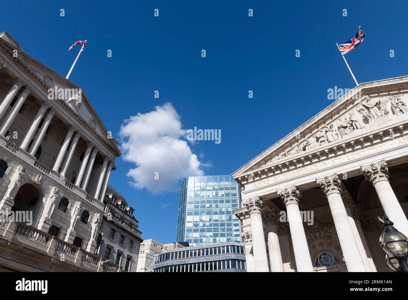 Royal Exchange Gebäude mit der Bank of England auf der linken Seite. Das Gebäude der Royal Exchange, entworfen von Sir William Tite, verfügt über einen Portikus aus Stockfoto