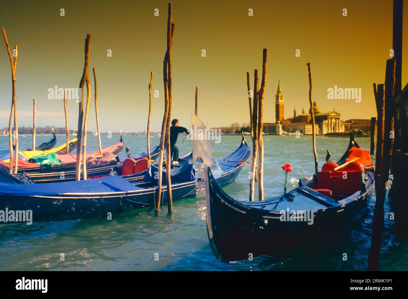 Farbenfrohe Gondeln auf dem Wasser der Lagune von Venedig Stockfoto