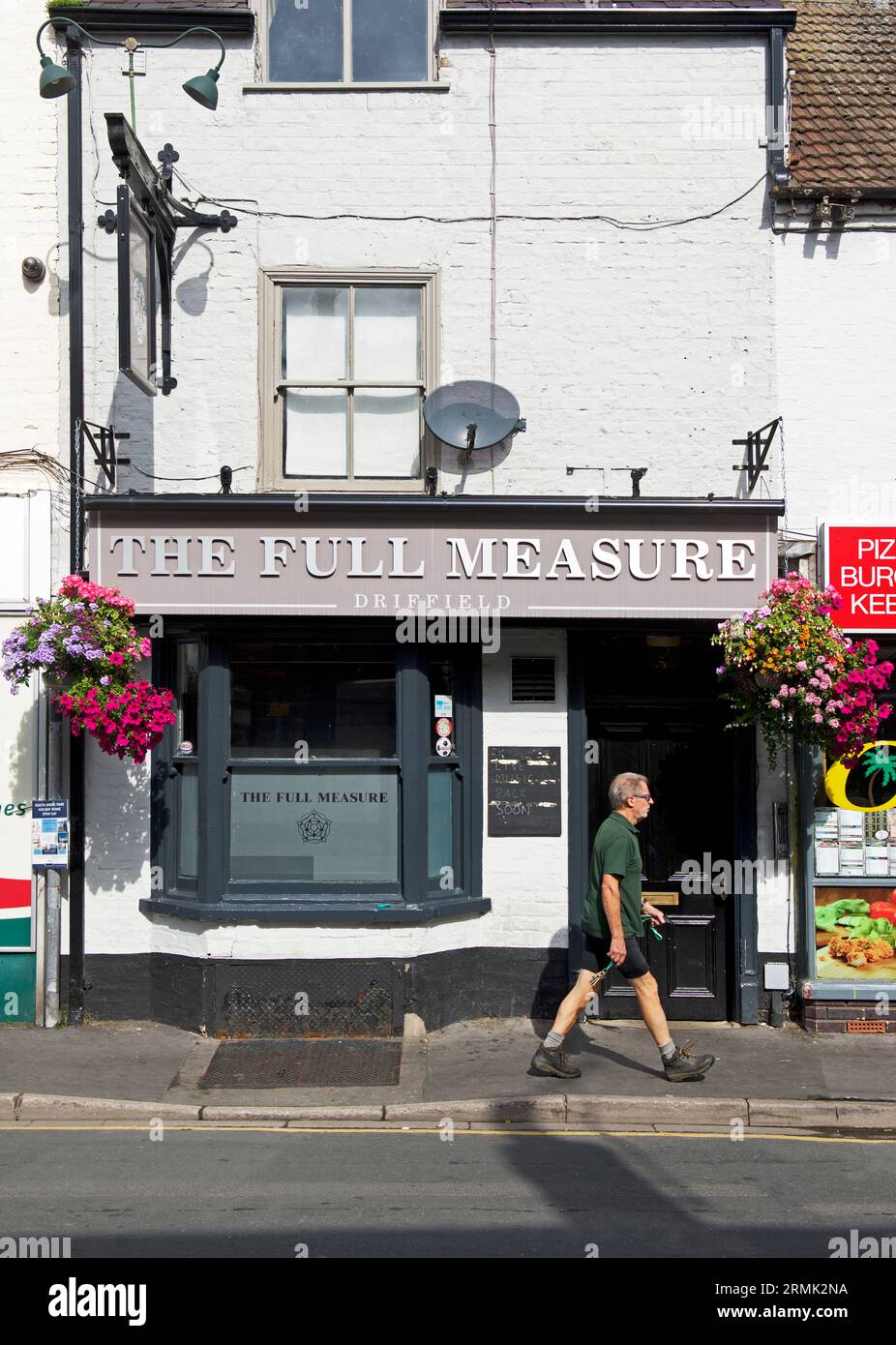 Man läuft am Pub Full Measure in Driffield, East Yorkshire, England, vorbei Stockfoto
