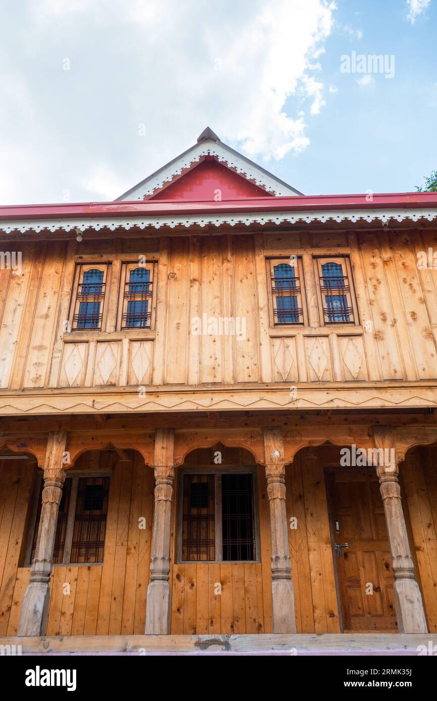 Anblick eines alten Hauses, Garhwal-Architektur, aus Deodar Cedar im ländlichen Uttarakhand, Indien geschnitzt. Stockfoto