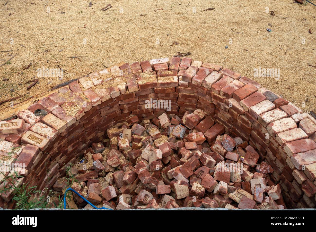 Bau kompakter gemauerter Wassergewinnungsbecken im ländlichen Uttarakhand, Indien, für nachhaltigen Wasserschutz. Stockfoto