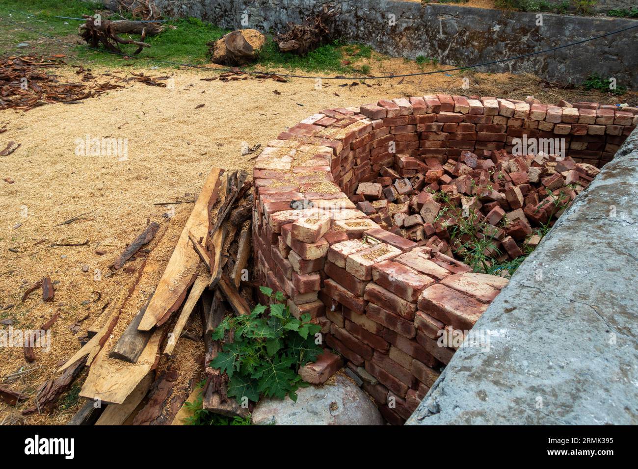 Bau kompakter gemauerter Wassergewinnungsbecken im ländlichen Uttarakhand, Indien, für nachhaltigen Wasserschutz. Stockfoto