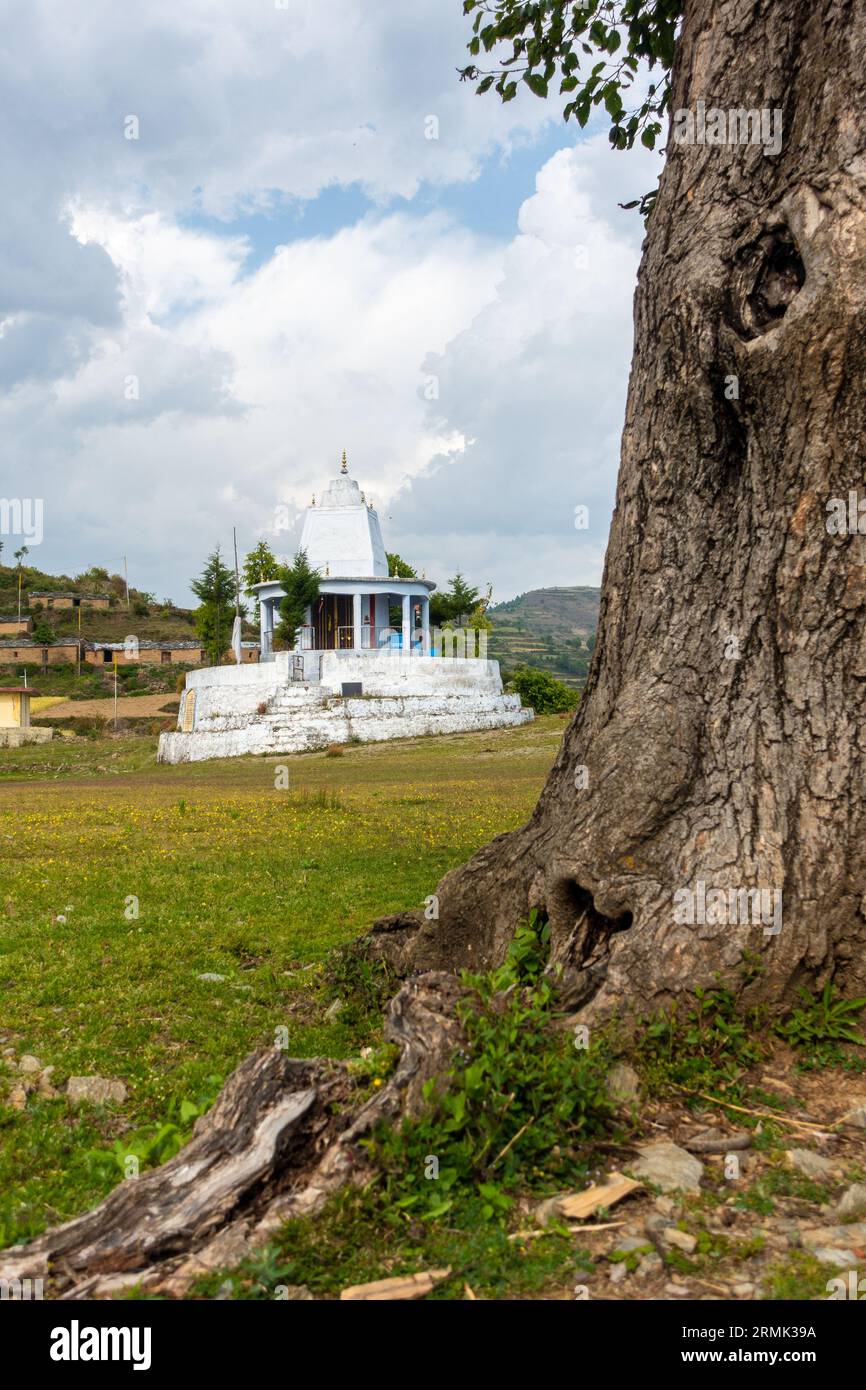 Juni 2023, Tehri, Indien. Hindu-Tempel am Hügel, der Lord Shiva in Uttarakhand, Indien, gewidmet ist. Ein heiterer Schrein inmitten der Landschaften von Tehri Garhwal Stockfoto