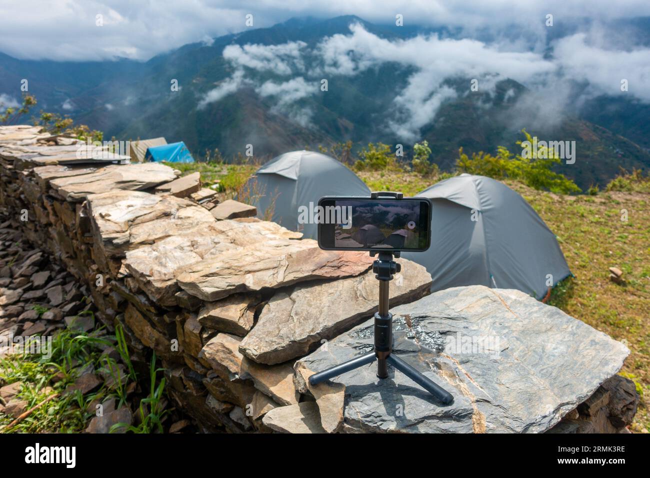 Telefon-Zeitraffer: Camping-Stand auf dem Berggipfel inmitten der Schönheit des Himalaya. Einzigartige zeitraubende Erstellung. Stockfoto