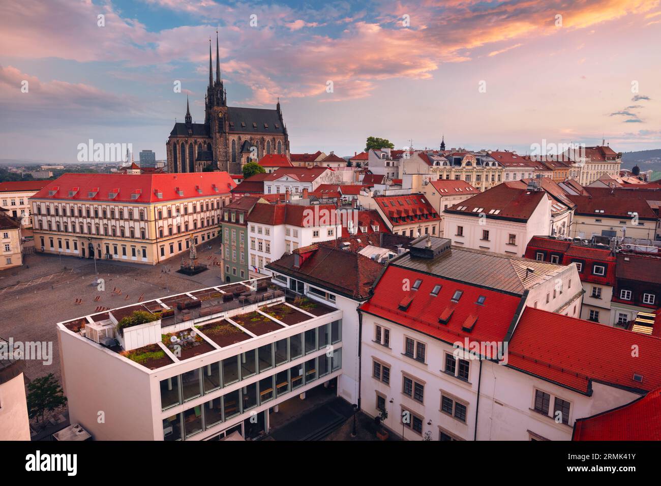 Brünn, Tschechische Republik. Luftbild der Stadt Brünn, zweitgrößte Stadt in Tschechien mit der Kathedrale St. Peter und Paul bei Sonnenuntergang im Sommer. Stockfoto