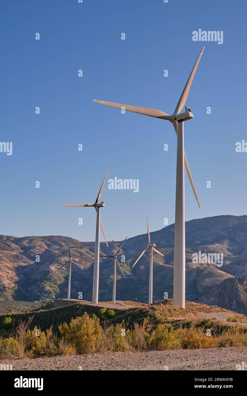 Windmühlen für die Stromerzeugung, Lanjarón, Andalusien, Spanien. Stockfoto