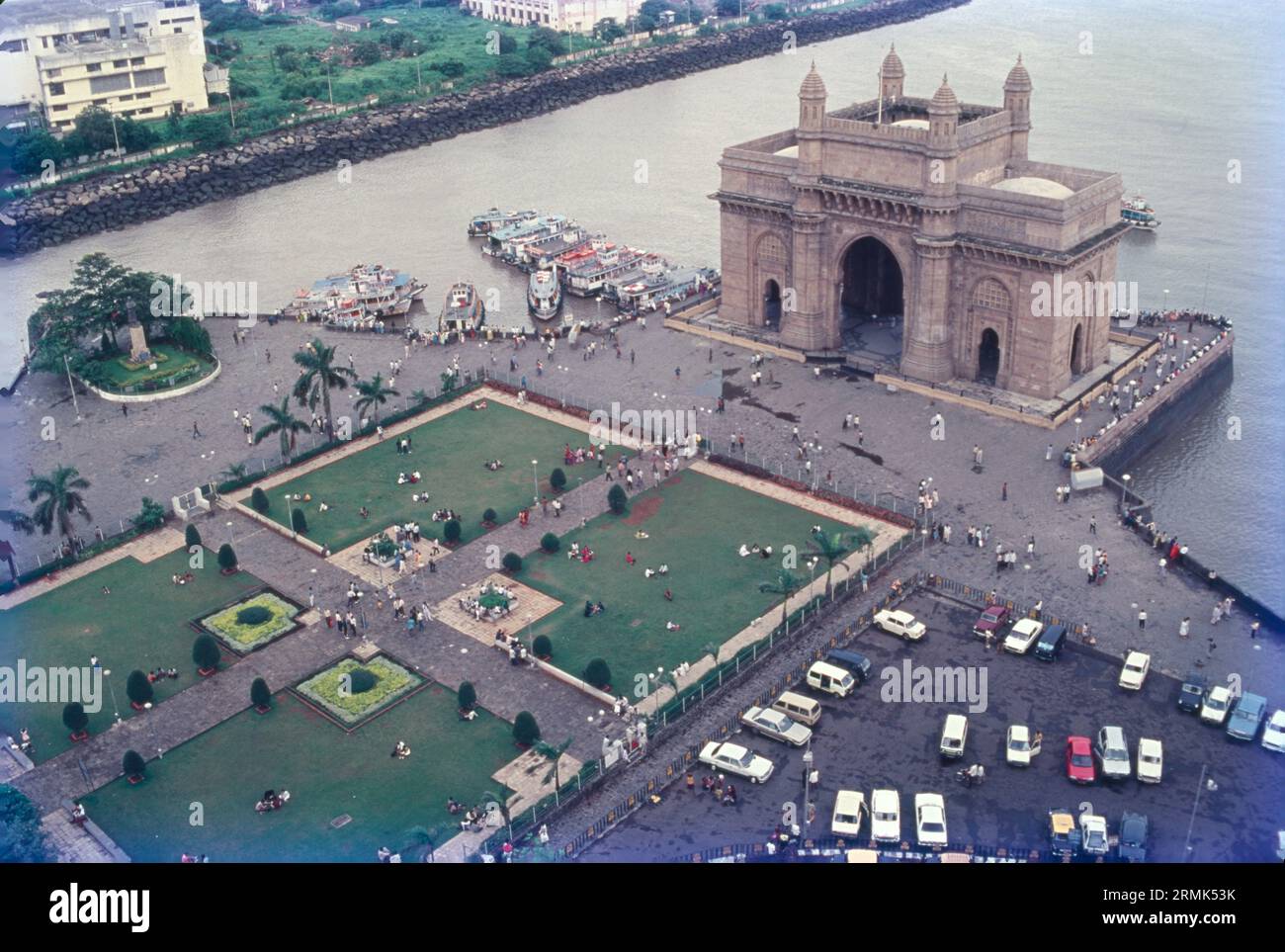 Das Gateway of India ist ein im frühen 20. Jahrhundert in der Stadt Mumbai, Indien, erbautes Bogendenkmal. Es wurde errichtet, um der Landung von König-Kaiser George V zu gedenken, dem ersten britischen Monarchen, der Indien besuchte, im Dezember 1911 an der Strand Road in der Nähe des Wellington Fountain. Stockfoto