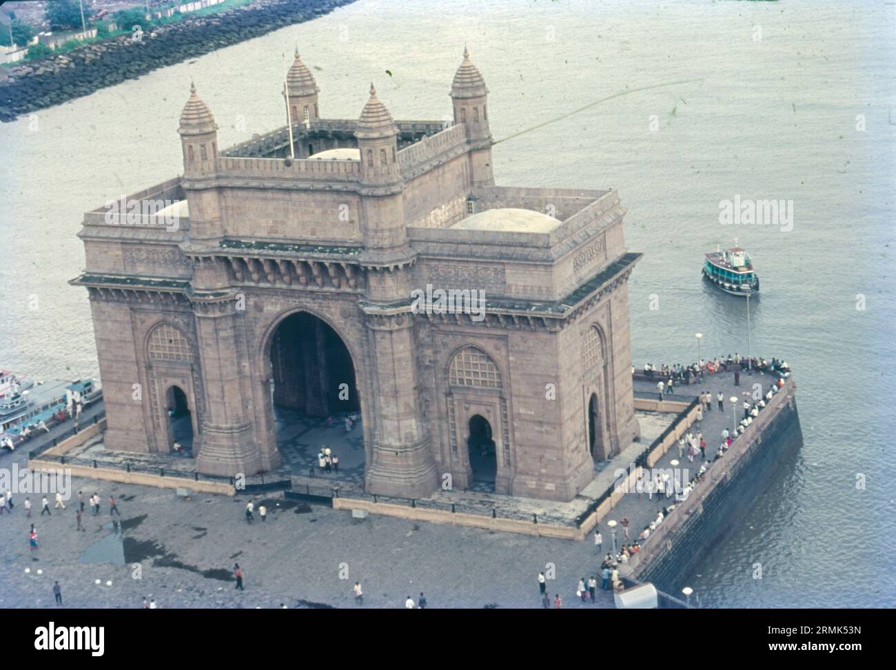 Das Gateway of India ist ein im frühen 20. Jahrhundert in der Stadt Mumbai, Indien, erbautes Bogendenkmal. Es wurde errichtet, um der Landung von König-Kaiser George V zu gedenken, dem ersten britischen Monarchen, der Indien besuchte, im Dezember 1911 an der Strand Road in der Nähe des Wellington Fountain. Stockfoto