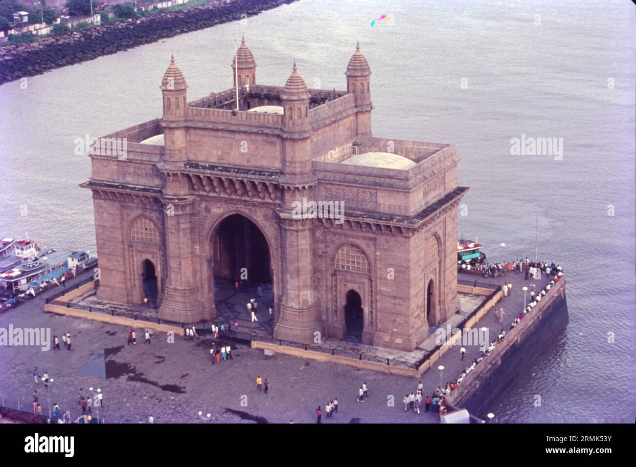 Das Gateway of India ist ein im frühen 20. Jahrhundert in der Stadt Mumbai, Indien, erbautes Bogendenkmal. Es wurde errichtet, um der Landung von König-Kaiser George V zu gedenken, dem ersten britischen Monarchen, der Indien besuchte, im Dezember 1911 an der Strand Road in der Nähe des Wellington Fountain. Stockfoto