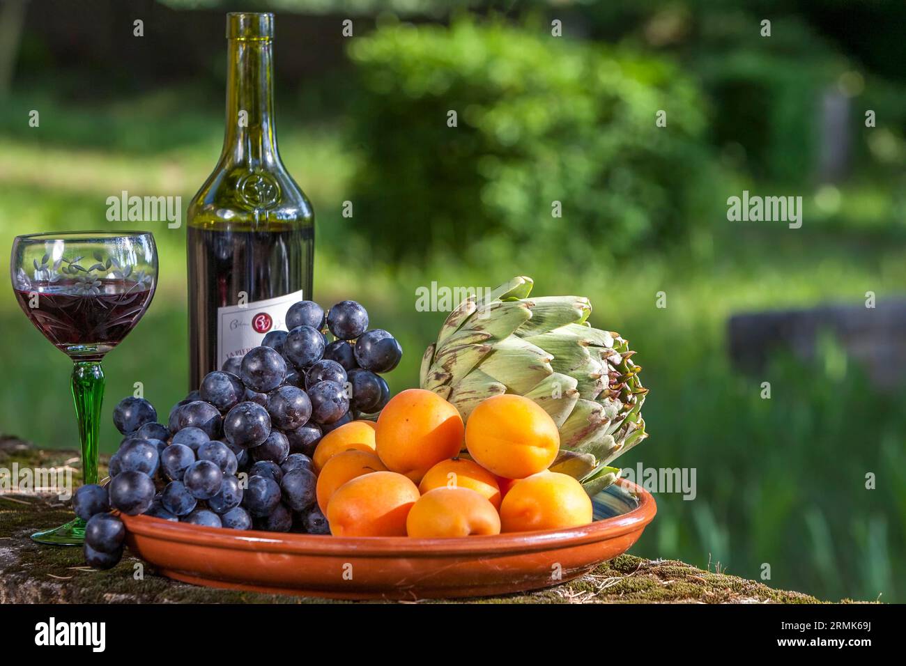 Stillleben mit Obstschale und Rotwein, Provence, Frankreich Stockfoto