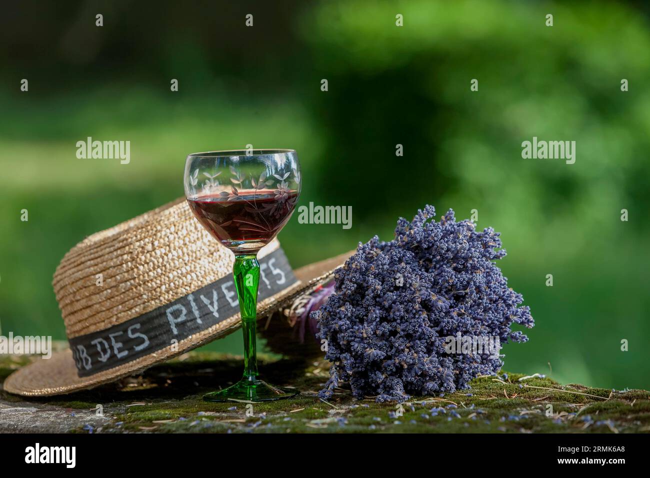Stillleben mit Strohhut, Lavendel und Wein, Provence, Frankreich Stockfoto