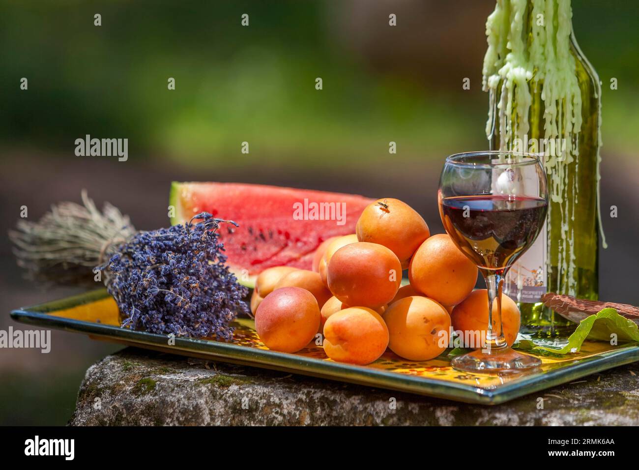 Stillleben mit Obst, Wein und Lavendel, Provence, Frankreich Stockfoto