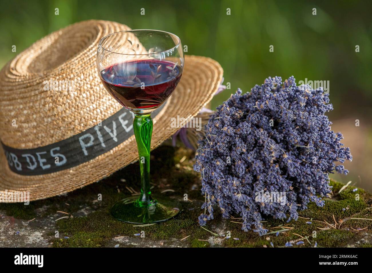 Stillleben mit Strohhut, Lavendel und Wein, Provence, Frankreich Stockfoto