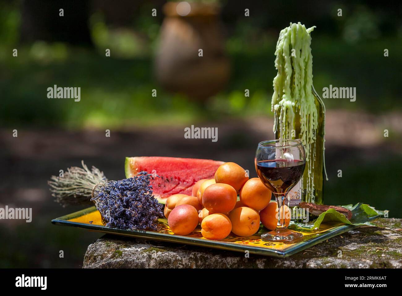 Stillleben mit Obst, Wein und Lavendel, Provence, Frankreich Stockfoto