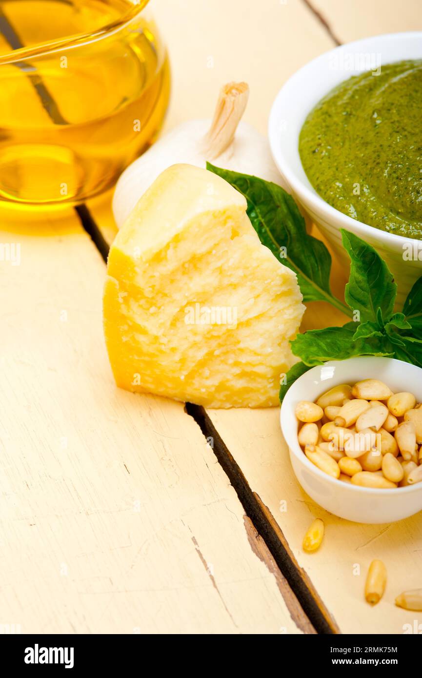 Traditionelle Basilikum Pesto Sauce Zutaten auf einem rustikalen Tisch Stockfoto