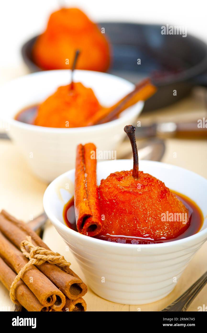 Pochierte Birnen köstliche hausgemachte Rezept Ove weißen rustikalen Holztisch Stockfoto