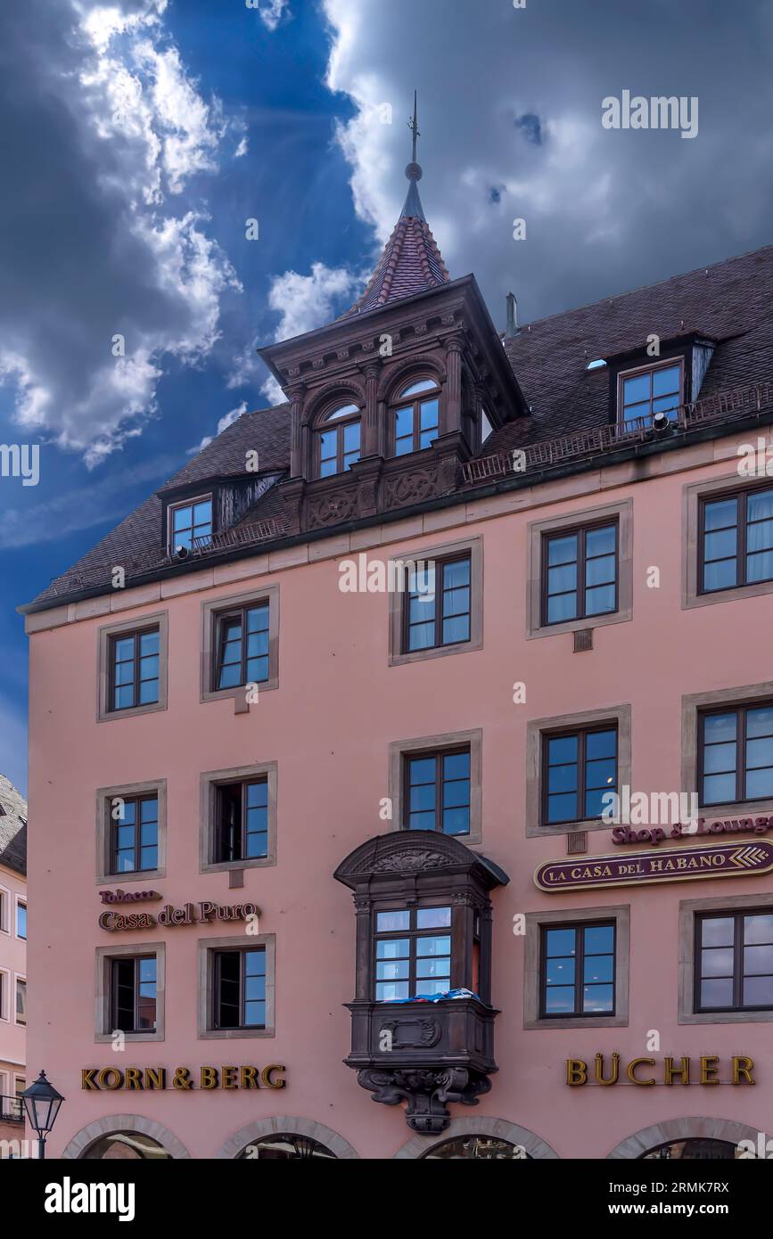 Historisches ornamentales Erkerfenster, Hauptmarkt 9, Nürnberg, Mittelfranken, Bayern, Deutschland Stockfoto