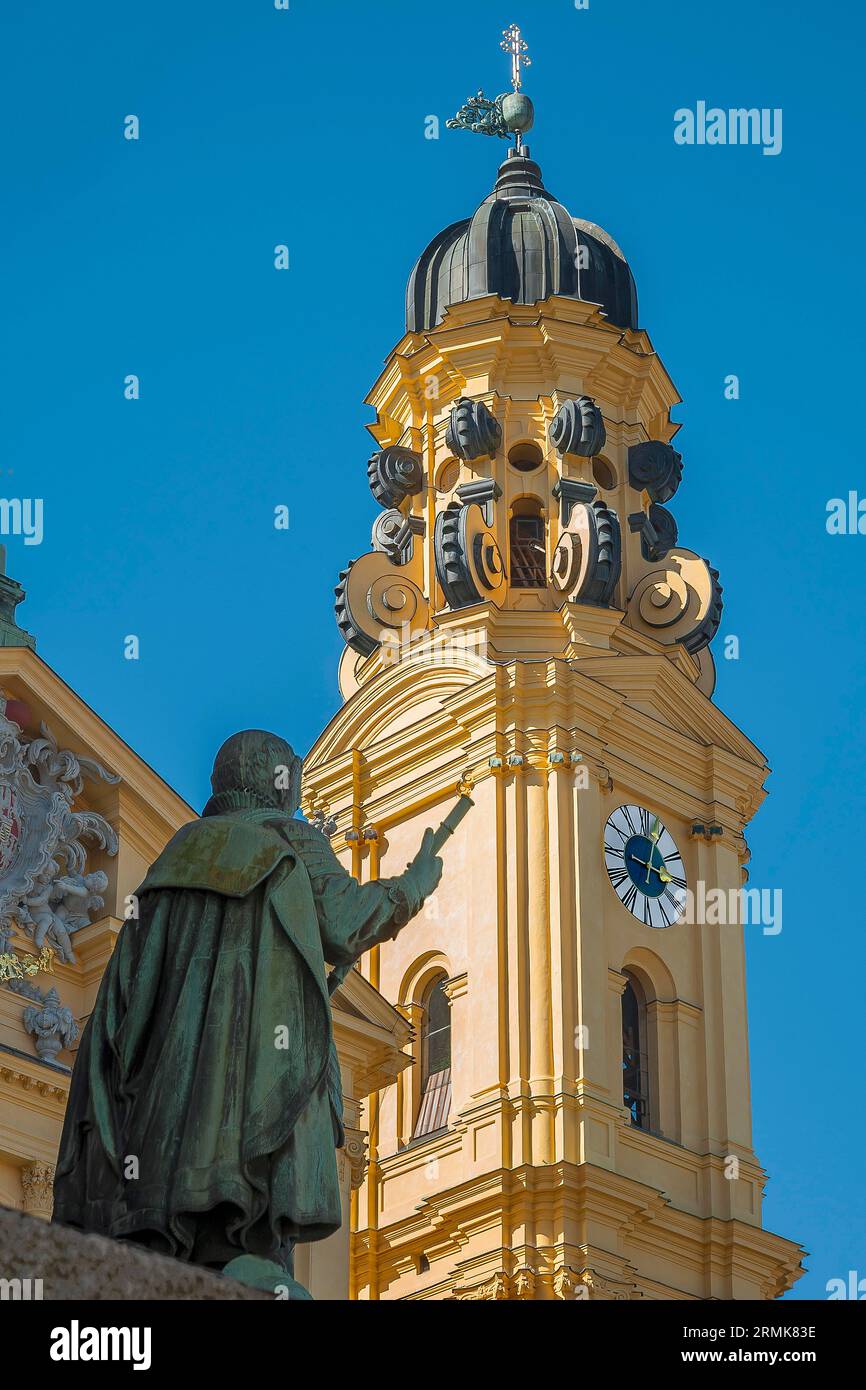 Turm der Theatinischen Kirche St. Kajetan, München, Oberbayern, Bayern, Deutschland Stockfoto