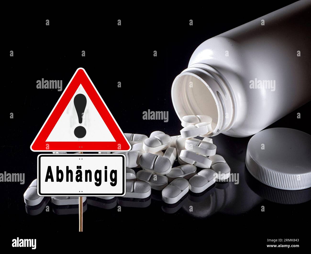 Symbolbild, Aufmerksamkeitszeichen für Tablettensucht, Suchtgefahr, Drogenmissbrauch, medizinische Warnung, Apotheken Stockfoto