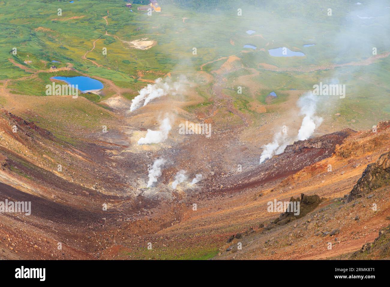 Heißes Gas steigt aus vulkanischen Quellen auf dem steilen Hang des Mt. Asahidake in Hokkaido, Japan Stockfoto