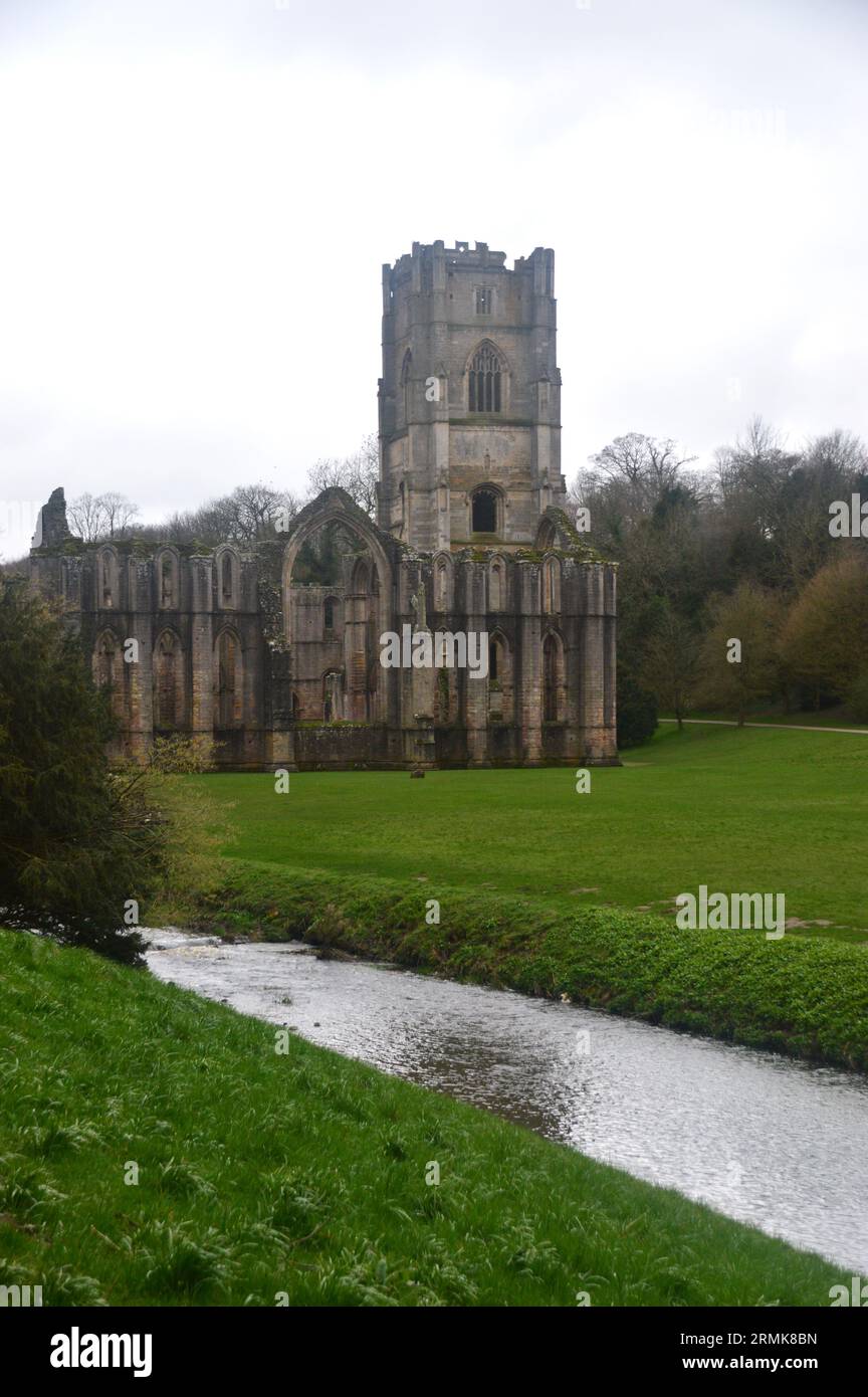 Die Ruinen der Fountains Abbey, eines mittelalterlichen Zisterzienserklosters am Fluss Skell in North Yorkshire, England, Großbritannien. Stockfoto