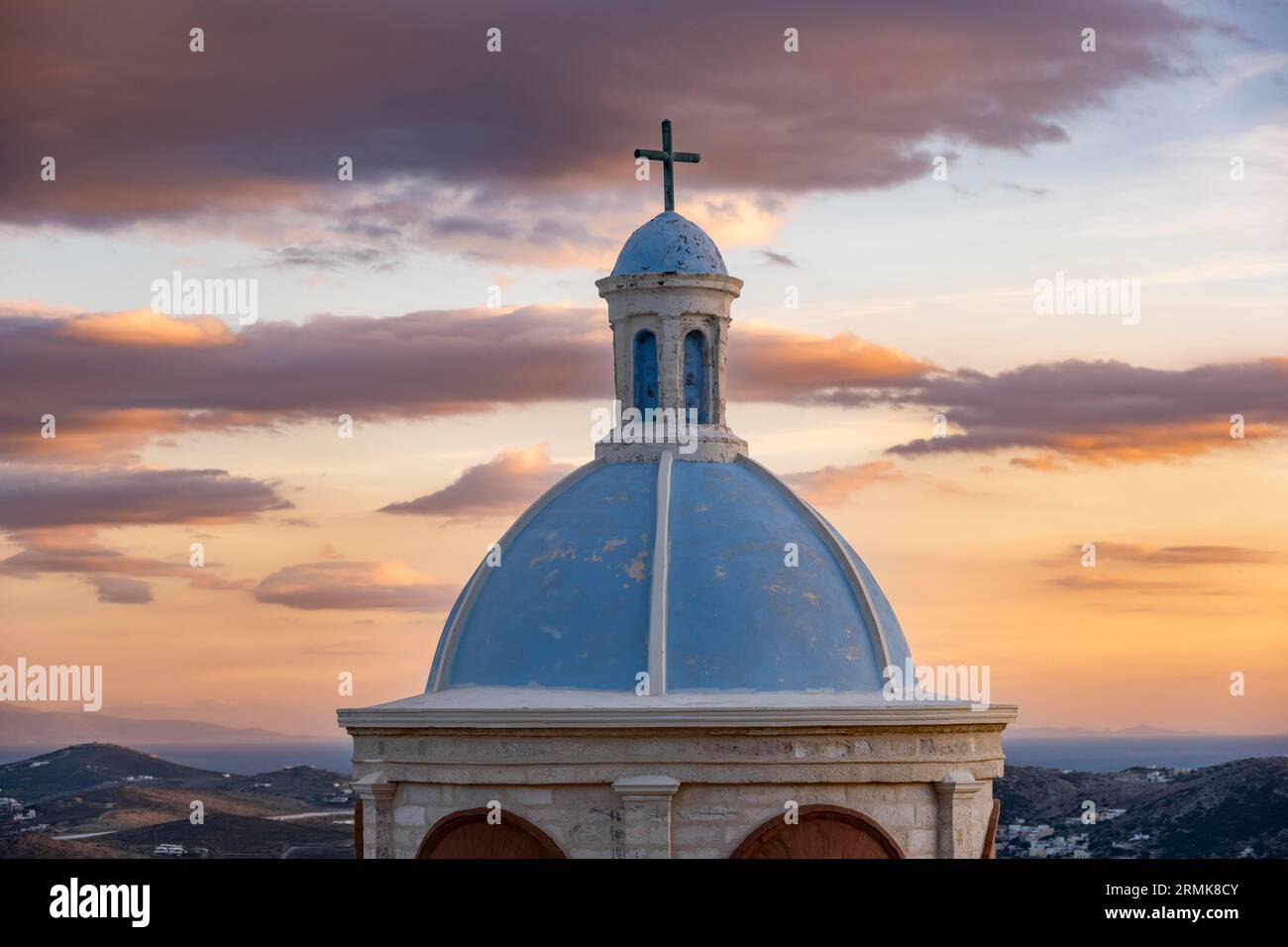 Blaue Kuppel der katholischen Kirche unserer Lieben Frau von Mount Carmel bei Sonnenuntergang, Ano Syros, Ermoupoli, Syros, Kykladen, Griechenland Stockfoto