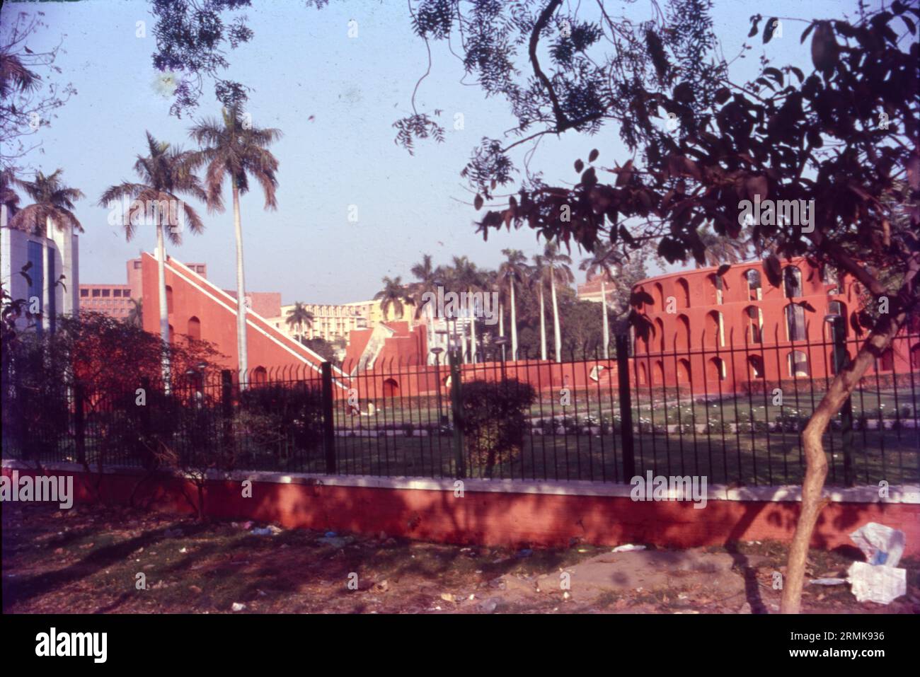 Jantar Mantar liegt in der modernen Stadt Neu-Delhi. "Jantar Mantar" bedeutet "Instrumente zur Messung der Harmonie des Himmels". Es besteht aus 13 architektonischen astronomischen Instrumenten. Connaught Place, Sansad Marg, Neu-Delhi. Jantar Mantar wurde 1724 von Maharaja Jai Singh II. Aus Jaipur erbaut und ist eines der fünf astronomischen Observatorien, die der König in Nordindien errichtet hat. Die eindrucksvollen Kombinationen geometrischer Formen haben Architekten, Künstler und Kunsthistoriker aus aller Welt auf sich aufmerksam gemacht. Stockfoto