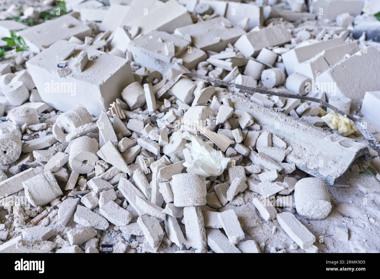 Bauabfälle - Reste von weißem AAC - autoklavierte Porenbetonsteine, Nahaufnahme Stockfoto