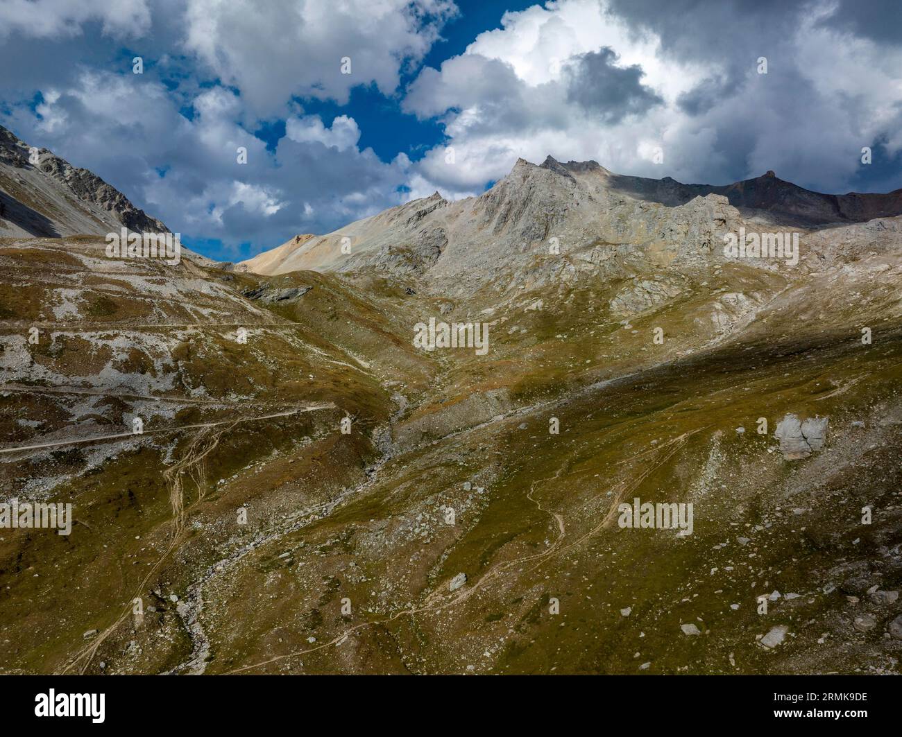 Aufstieg zum Colle Sommeiller, auch Col du Sommeiller, Mont-Cenis-Massiv, raue Schotterstraße in den Piemontesischen Alpen, italienisch-französisches Grenzgebiet Stockfoto