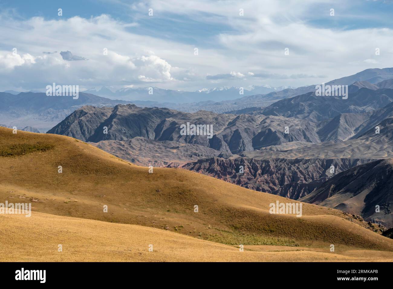 Blick auf erodierte Berglandschaft mit braunen Hügeln, Bergen und Steppe, Provinz Chuy, Kirgisistan Stockfoto