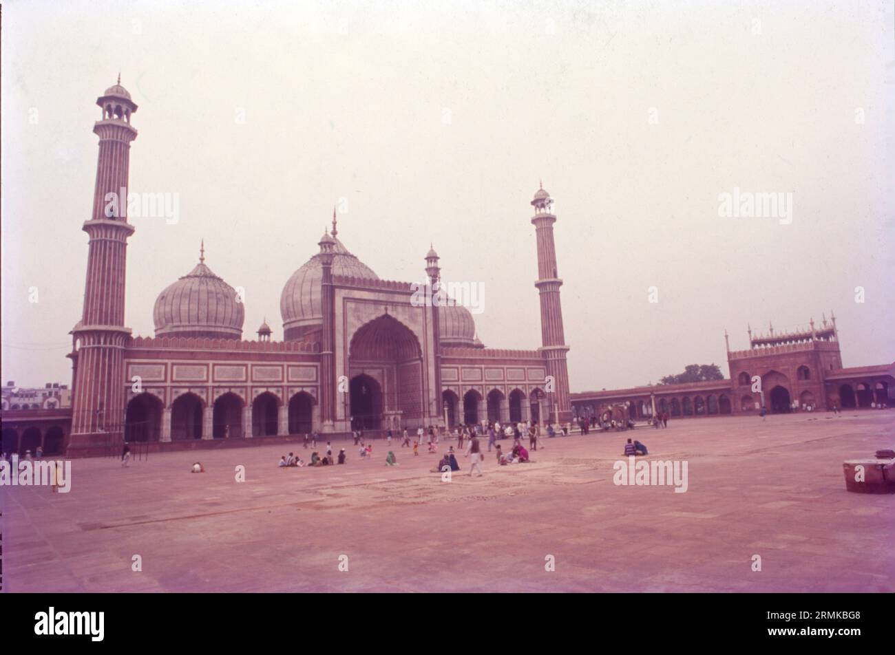 Masjid-i-Jehan-Numa, allgemein bekannt als Jama Masjid von Delhi, ist eine der größten Moscheen in Indien. Es wurde zwischen 1644 und 1656 vom Mogulkaiser Shah Jahan erbaut und von seinem ersten Imam, Syed Abdul Ghafoor Shah Bukhari, eingeweiht. Sie liegt in der Mogulhauptstadt Shahjahanabad (heute Alt-Delhi) und diente bis zum Ende des Reiches als kaiserliche Moschee der Mogulherren Stockfoto