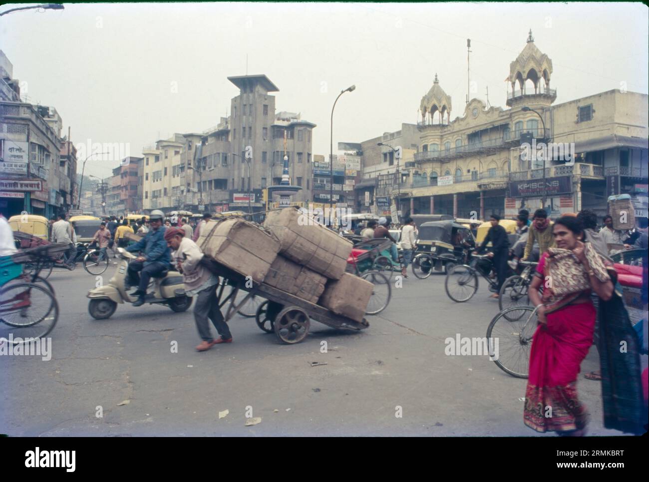 Gurdwara SIS Gunj Saheb, gelegen in Chandni Chowk in Alt-Delhi, markiert den Ort, an dem der neunte Sikh Guru auf Befehl des Mogulkaisers Aurangzeb enthauptet wurde. Dieser im späten 18. Jahrhundert erbaute Sikh-Tempel bietet kunstvolle Details und eine friedliche Atmosphäre. Stockfoto