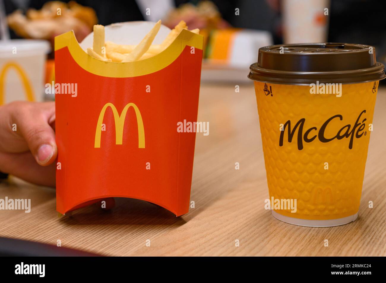 Ivano-Frankivsk, Ukraine, 7. Juni 2023: Pommes frites in einer Papiertüte von McDonald's. Stockfoto