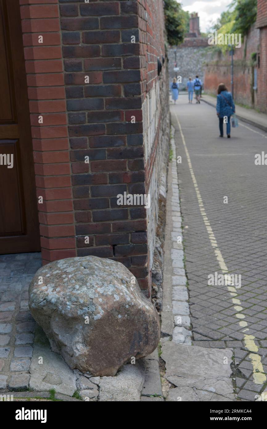 Moot Stone, außerhalb eines modernen Hauses, das auf und um die Basis eines alten Hauses an der Ecke von St Thomas Street und Minster Lane gebaut wurde. Bild mit Blick auf die Minster Lane. Winchester, Hampshire, England 2023. Stockfoto