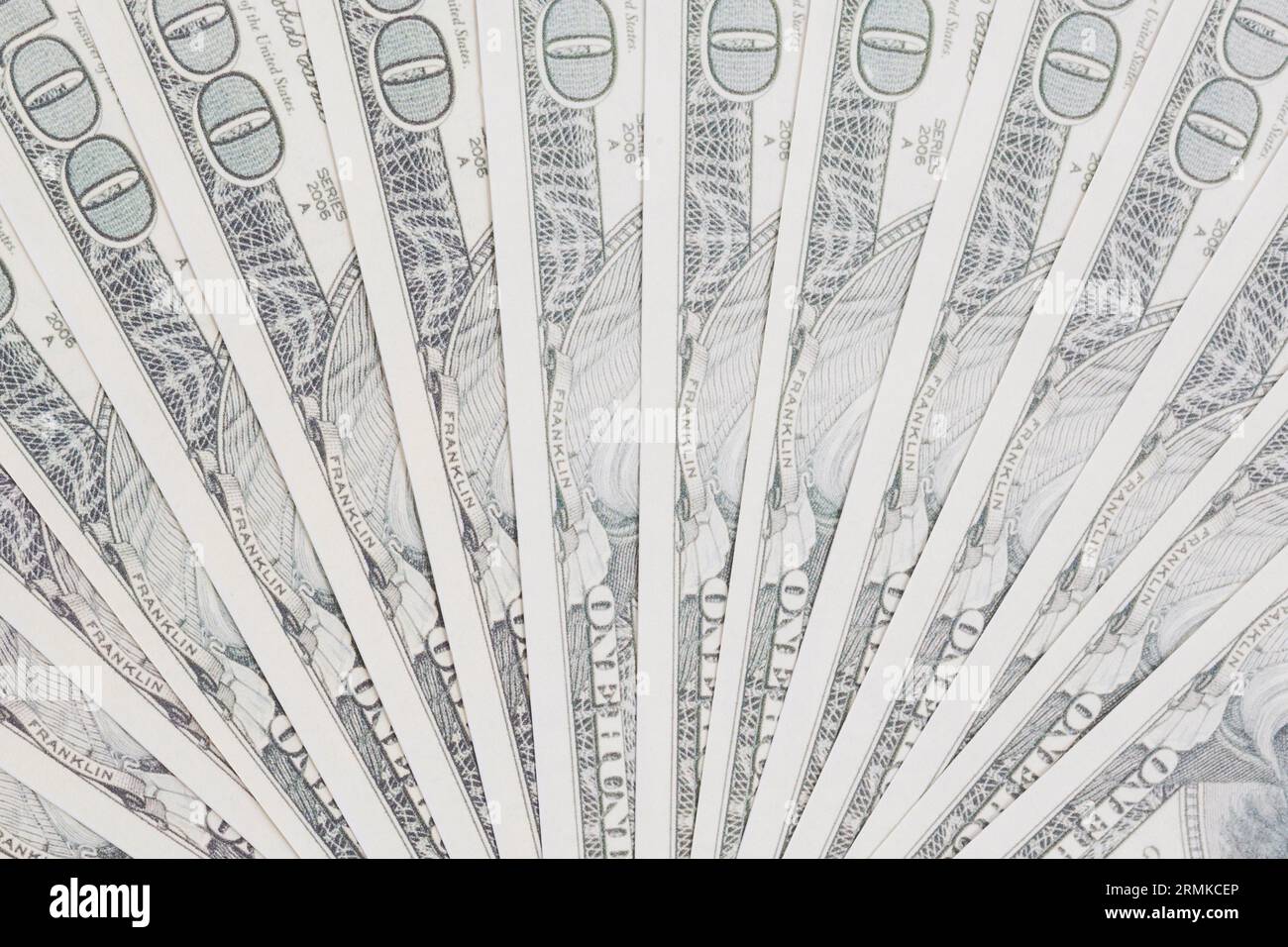 Hundert Dollar Scheine verteilen sich auf die Form des Lüfters Stockfoto