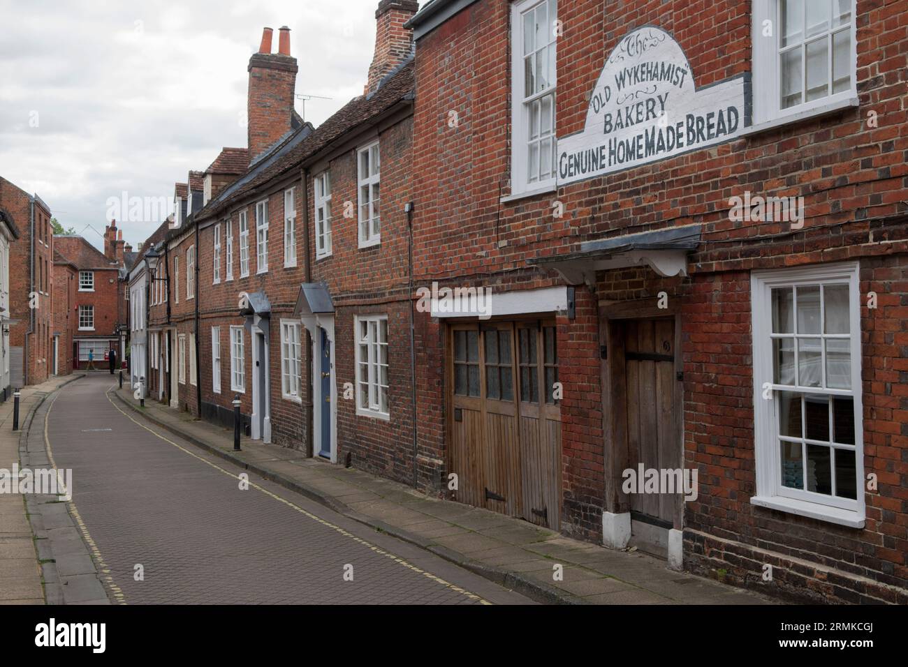 Das Old Wykehamist Bakery Genuine Home Made Bread Schild, das auf das heutige private Wohnhaus gemalt wurde, war aber einst eine Bäckerei. Canon Street, Winchester, Hampshire, England 2023. HOMER SYKES Stockfoto