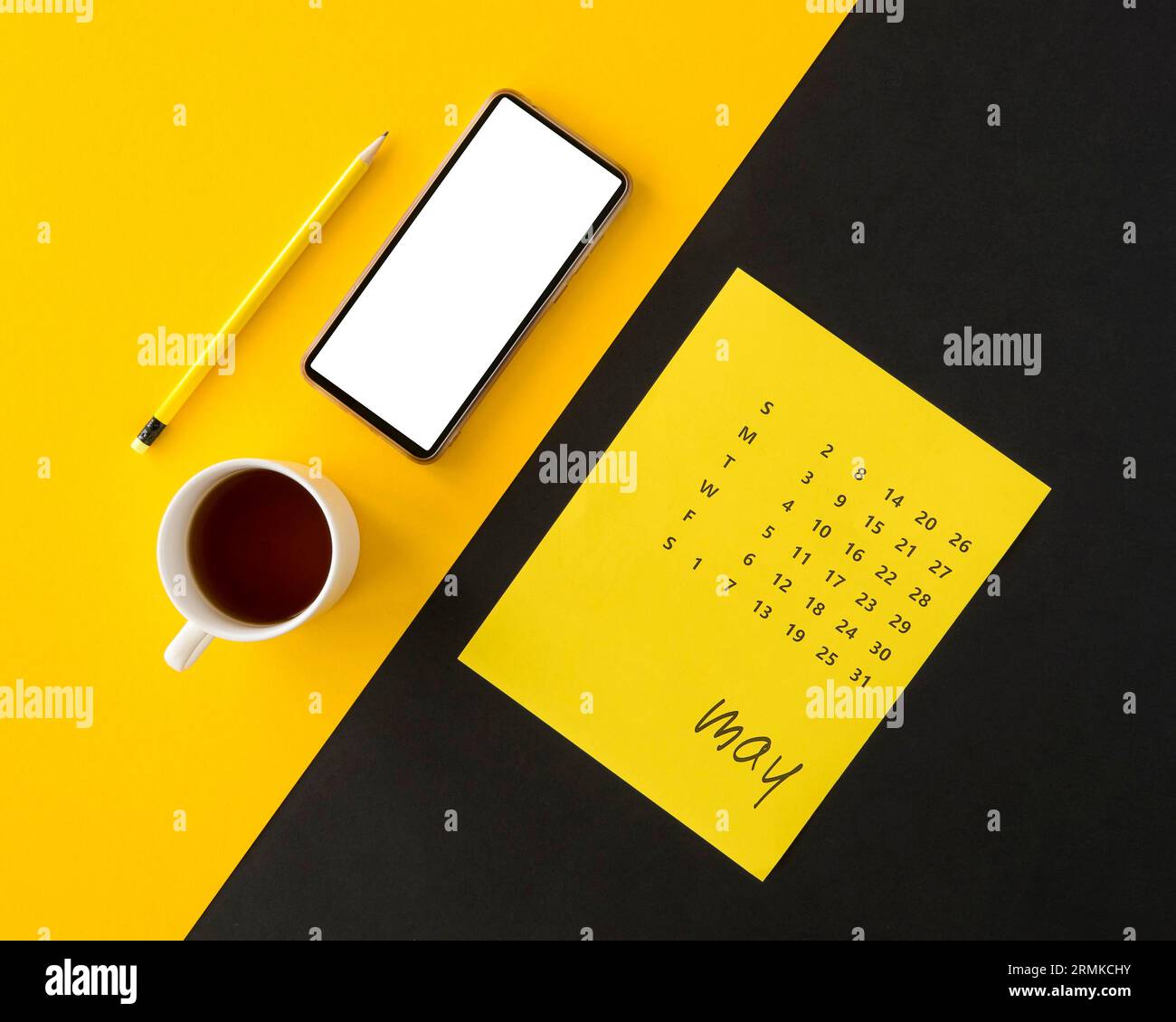 Planner Kalender gelb schwarz Hintergrund mit Kaffee Stockfoto