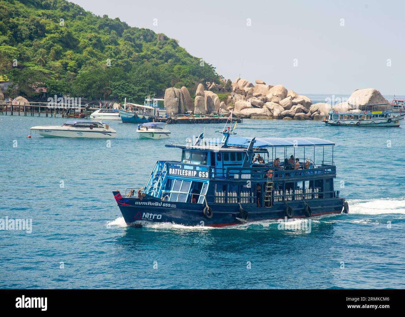 23.-2023. April - Ko Tao Thailand - Blaues Tauchboot voller Touristen, die zum Tauchplatz gehen, mit vielen Sauerstoffröhren an Bord Stockfoto