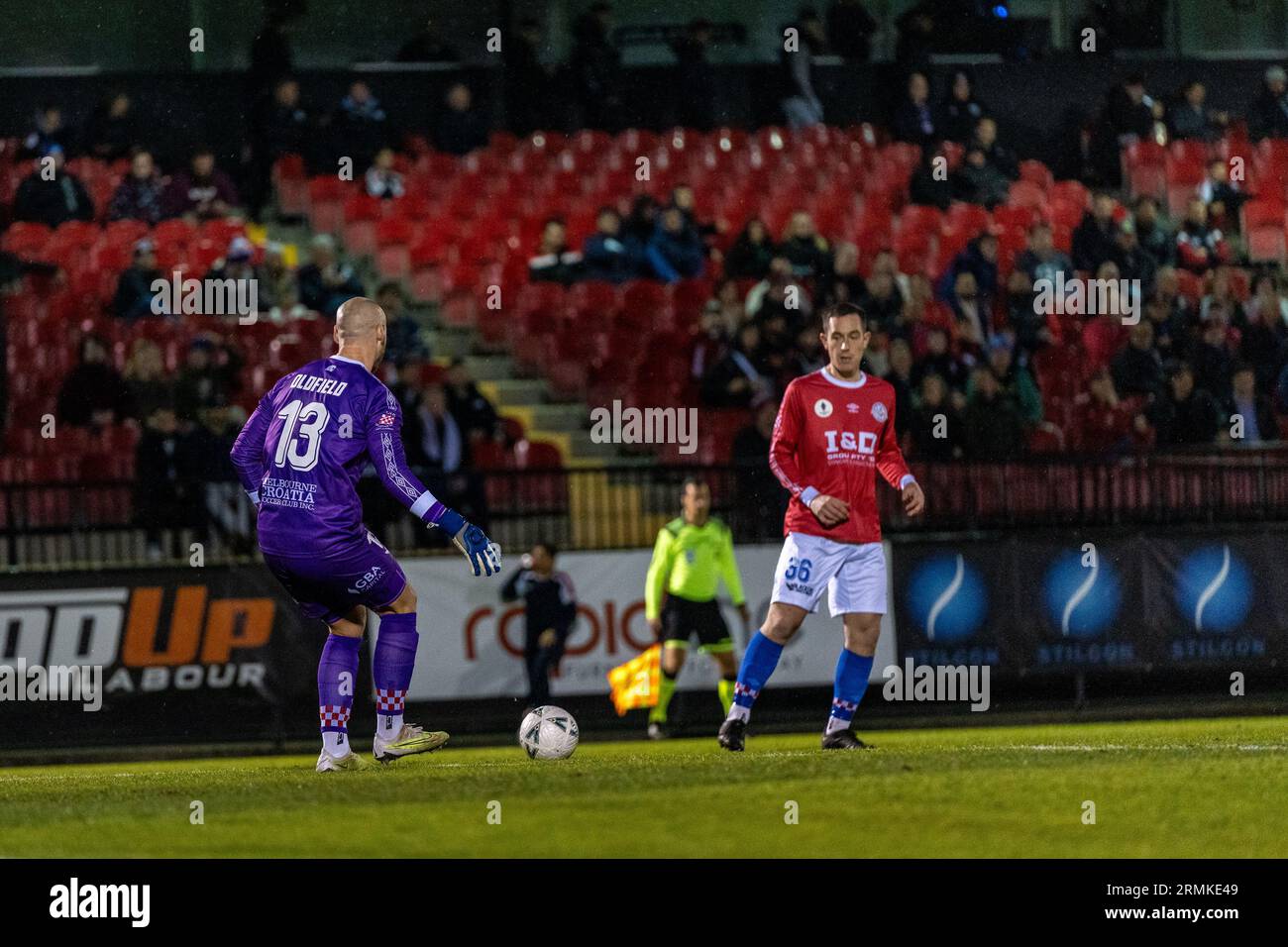 Sunshine North, Australien. 29 {Monatsname}, 2023. Melbourne Knights Torhüter Chris Oldfield gibt den Ball an Verteidiger Ben Collins weiter. Quelle: James Forrester/Alamy Live News Stockfoto