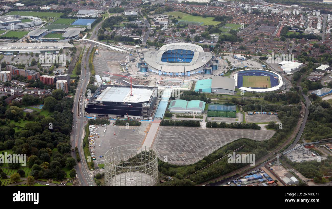 Aus der Vogelperspektive, vom Norden nach Süden, auf den Etihad Campus in Manchester. Einschließlich der neuen Co-OP Arena, die derzeit im Bau ist Stockfoto