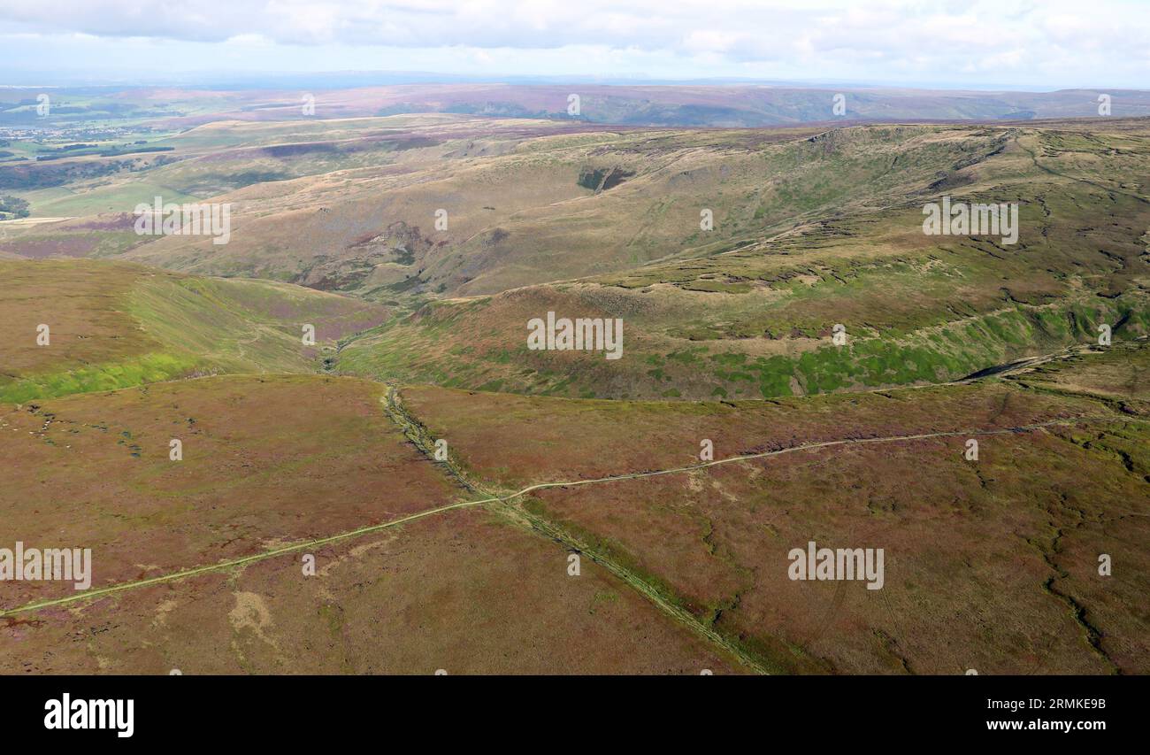 Blick aus der Vogelperspektive auf die Pennines von oben auf den Pennine Way Pfad östlich von Glossop, am Snake Pass Summit und Devils Dike Stockfoto