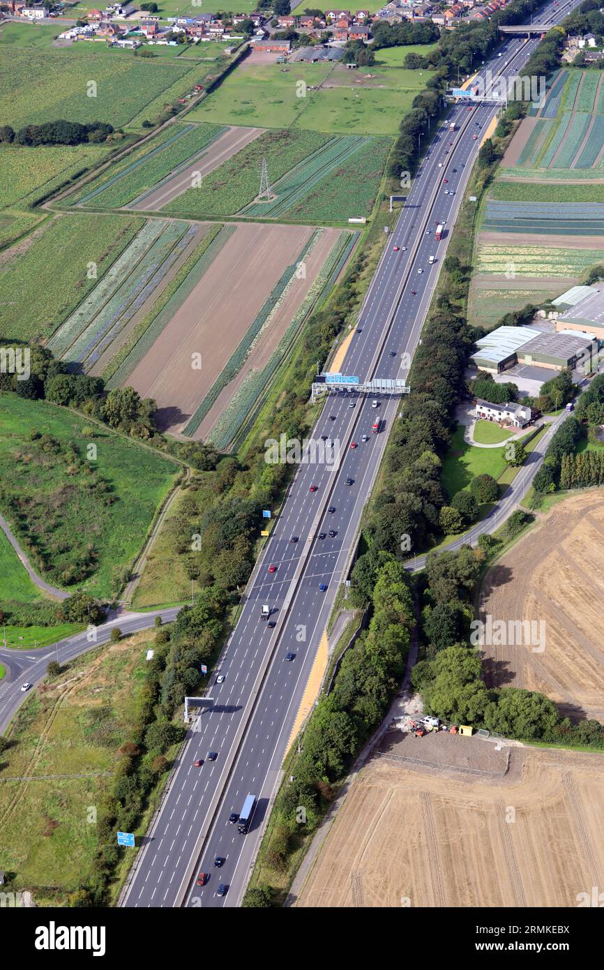 Luftaufnahme der Autobahn M62 in Lofhouse bei Wakefield mit vier gelben Notunterkünften auf einer intelligenten Autobahn. Diese Aussicht nach Westen. Stockfoto