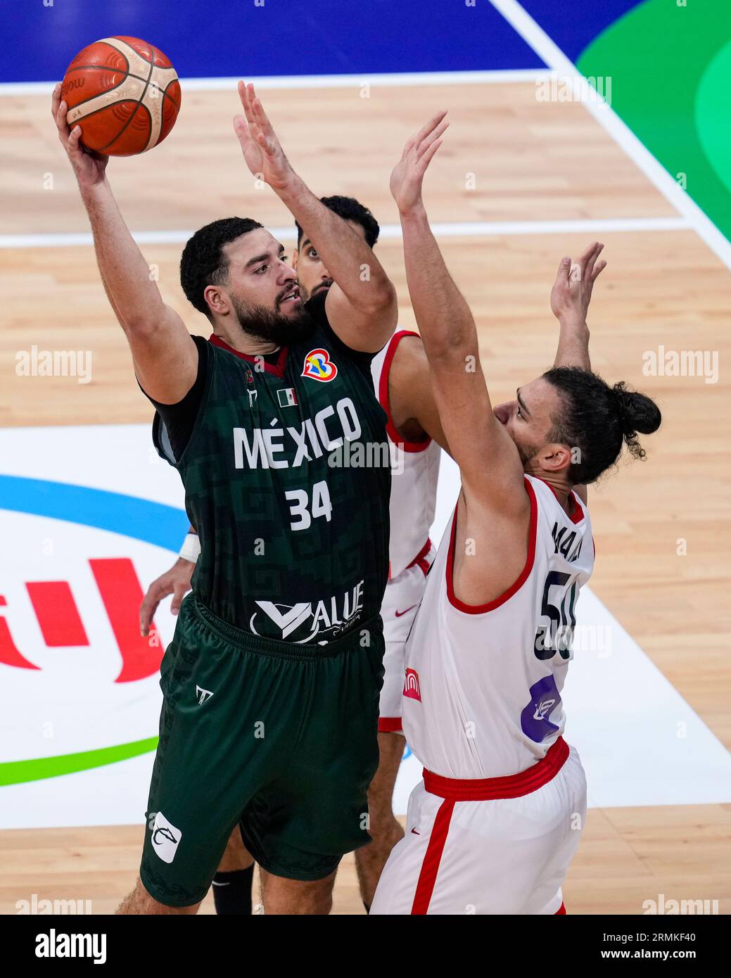 Mexico center Joshua Ibarra (34) shoots over Egypt center Assem Marei (50) during the second half of a Basketball World Cup group D match in Manila, Philippines Tuesday, Aug. 29, 2023.(AP Photo/Michael Conroy) Stockfoto