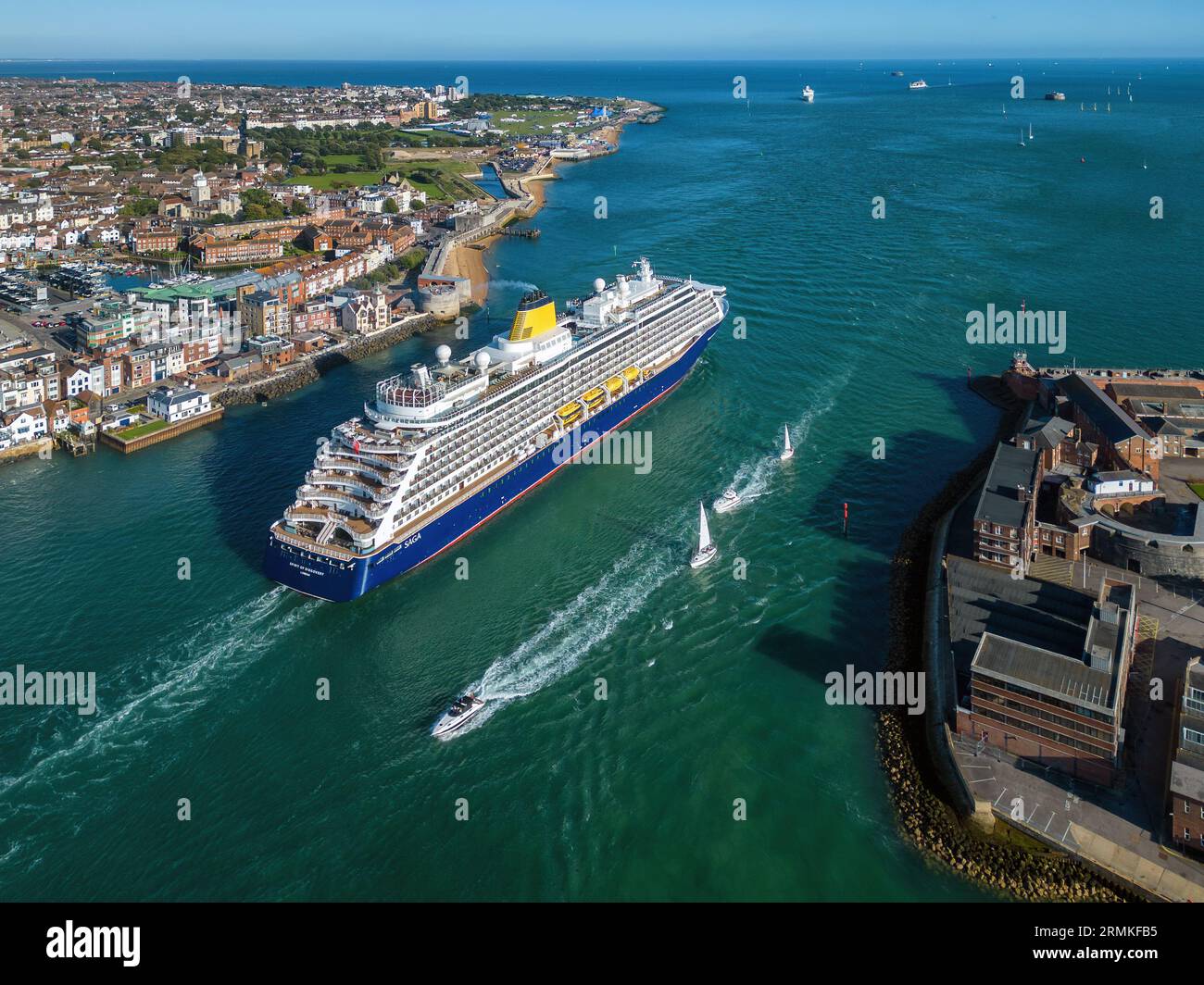 Blick aus der Vogelperspektive auf das Schiff „Spirit of Discovery“ von Saga Cruises, das den Hafen von Portsmouth verlässt. Stockfoto