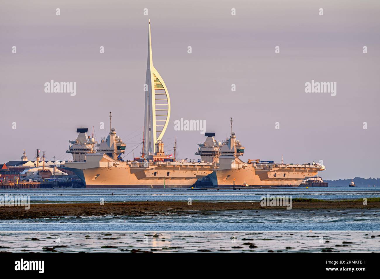 Die Flugzeugträger HMS Prince of Wales und HMS Queen Elizabeth befinden sich zusammen auf der Marinebasis Portsmouth. Stockfoto