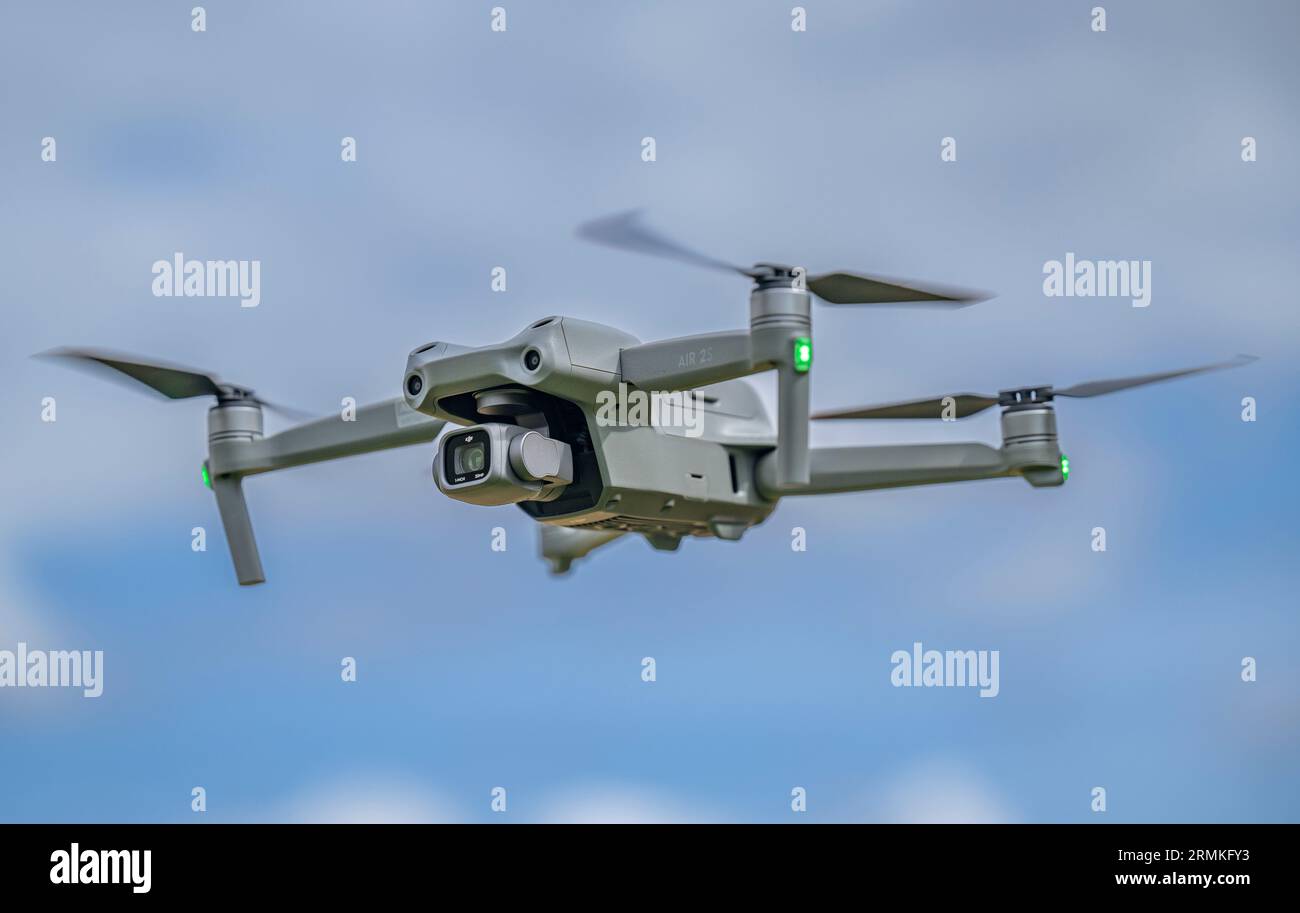 Eine DJI Air 2S Drohne im Flug gegen den Himmel Stockfoto