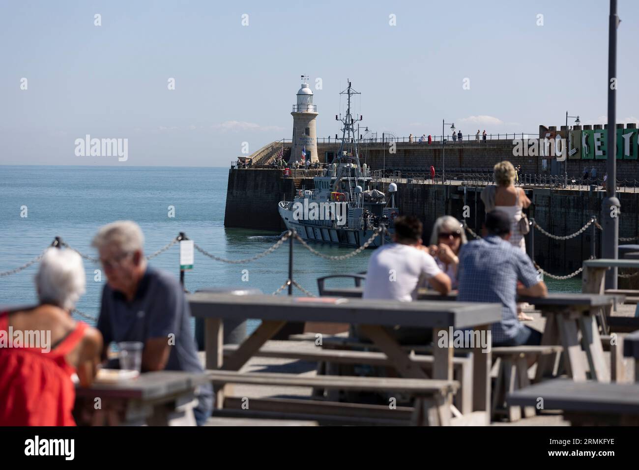 Leute, die einen fay-out im Harbour Arm in Folkestone Kent England, Großbritannien, genießen. Stockfoto