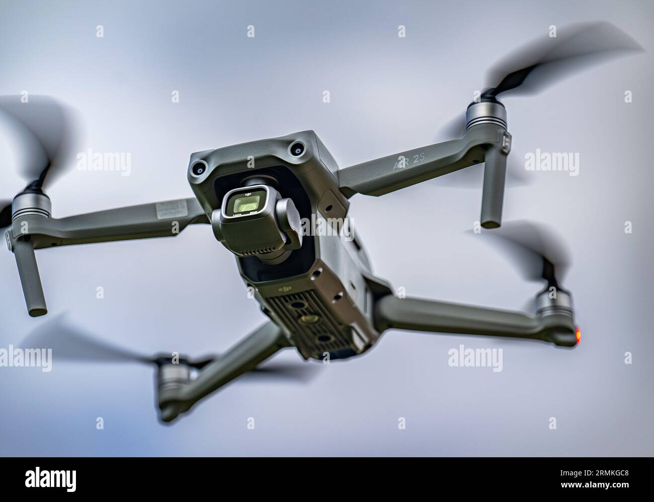 Eine DJI Air 2S Drohne im Flug gegen den Himmel Stockfoto