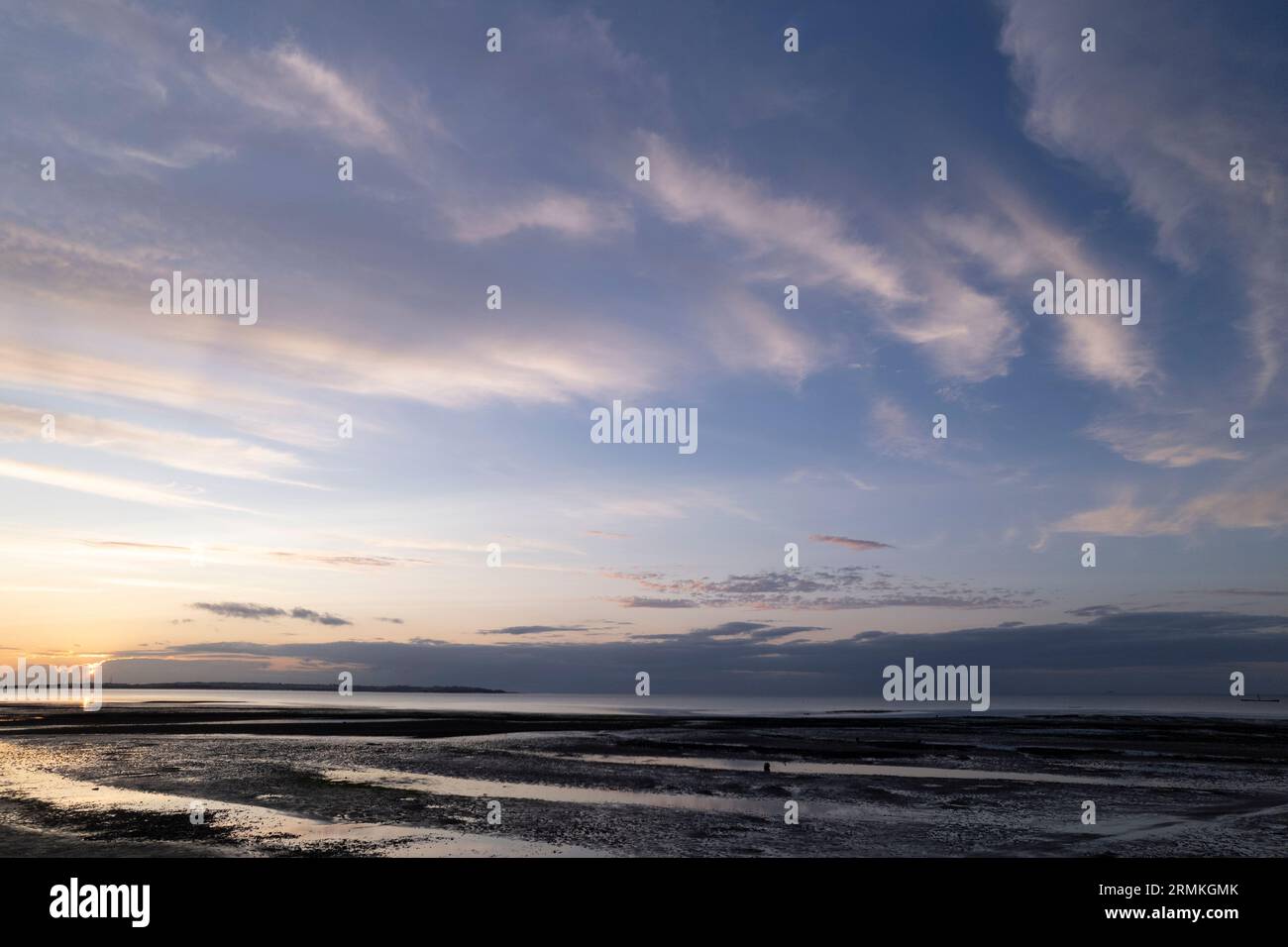 Am späten Abend bewölkter Himmel und Skyline im Seasalter in Kent, Großbritannien, gegenüber der Insel Isle of Sheppey Stockfoto