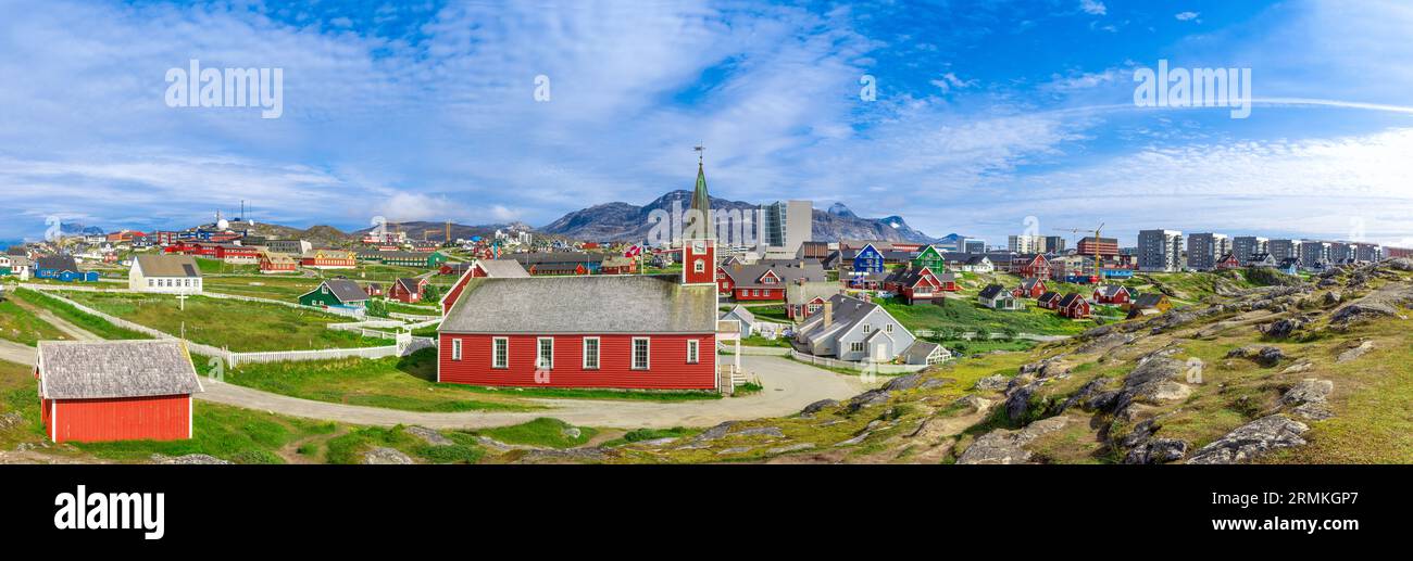 Typische Architektur der grönländischen Hauptstadt Nuuk mit farbigen Häusern in der Nähe von Fjorden und Eisbergen. Stockfoto
